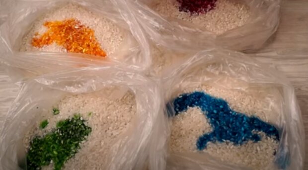 Они получатся мраморными: как покрасить яйца на Пасху при помощи риса