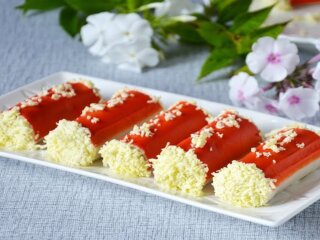 Рулетики из крабовых палочек, кадр из видео