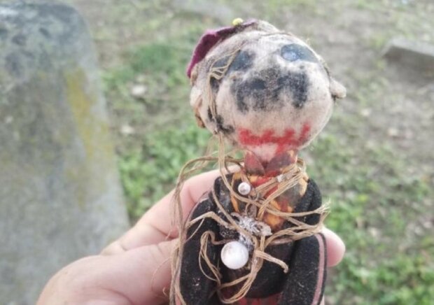 Хлопець знайшов дивну іграшку на кладовищі
