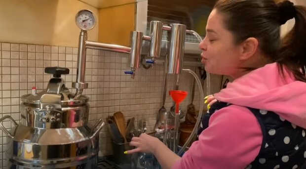 Наташа Корольова жене самогон