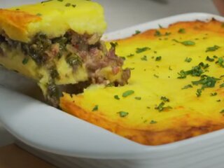 Картофельная запеканка с фаршем, сметаной и сыром