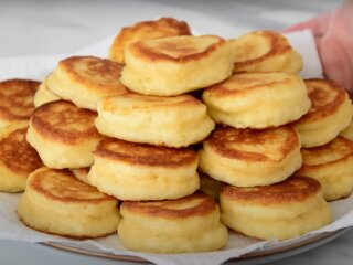 Творожные оладьи, кадр из видео