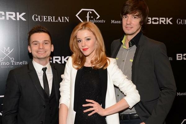 Співак подякував Богу за новонароджену донечку. А через 9 повідомив моторошну новину