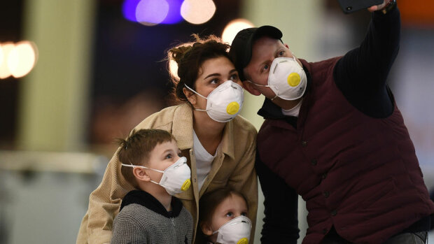 Сім'я в респіраторах