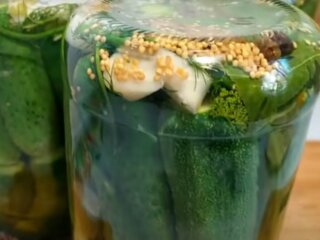 Маринованные огурцы, кадр из видео