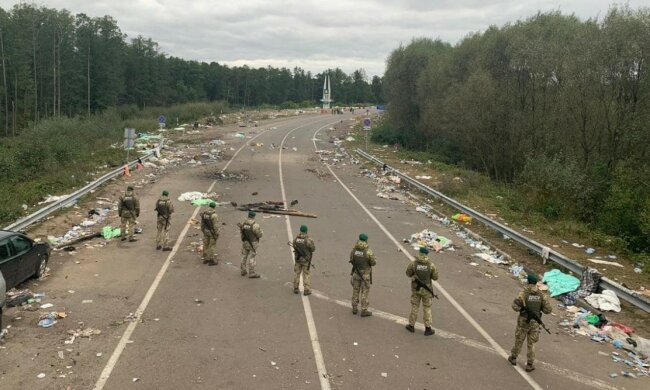Хасиди перетворили кордон України на сміттярку