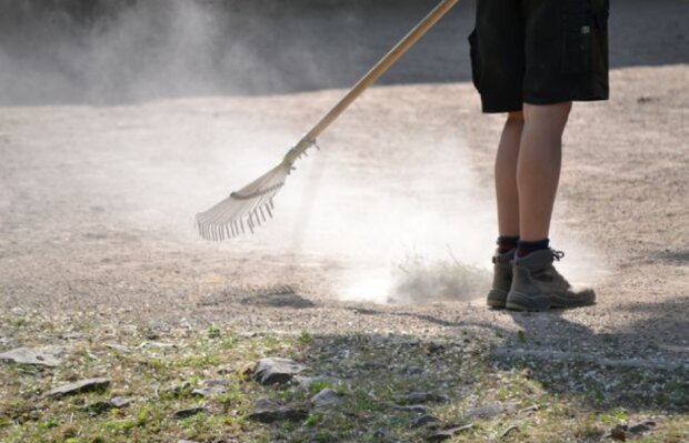 Работник зоопарка