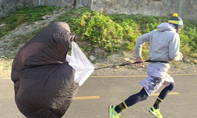 Денис Беринчик потухал с парашютом и рассказал, зачем он это делает