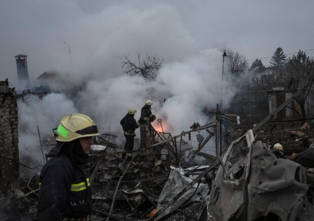 Ракетний удар по Україні, рятувальники, кадр із вільних джерел