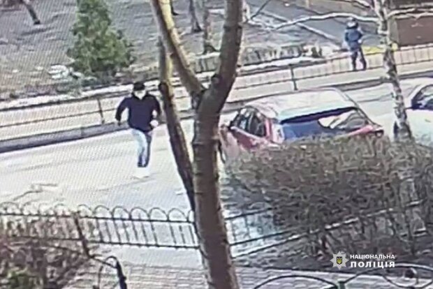 Чоловік украв телефон у дитини, фото: