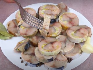 Слабосоленая скумбрия, кадр из видео