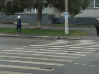 Чиновник сбил на переходе врачей, скриншот с видео