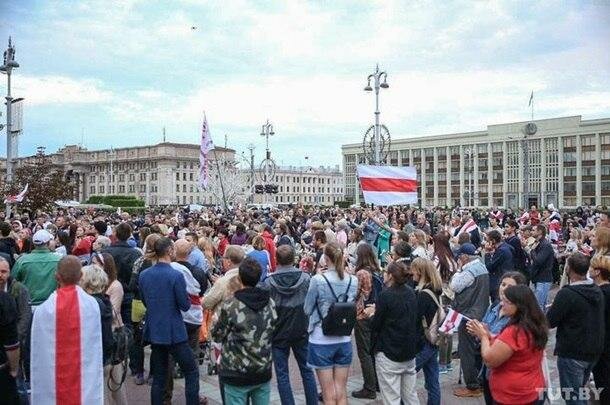 Протестуючі на площі