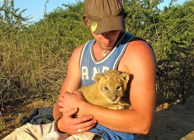 чоловік обіймається з левицею