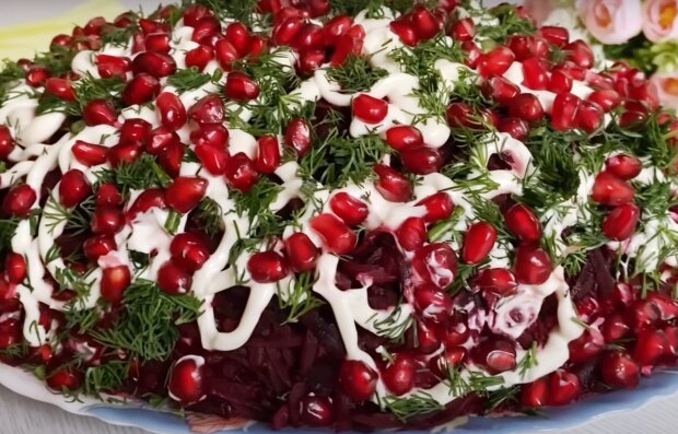 Салат с гранатом, кадр из видео