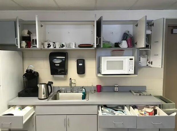 відкриті дверцята шаф на кухні