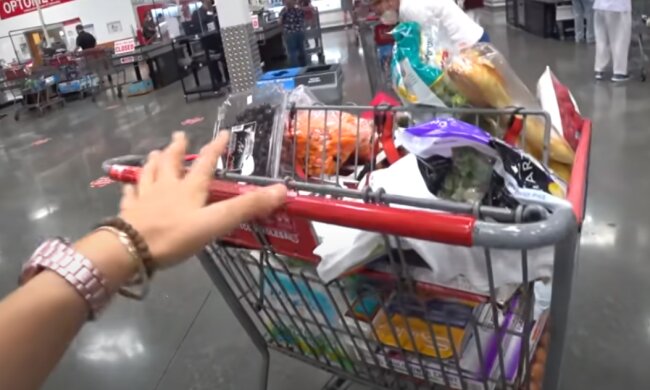 Продукты в супермаркете: скрин с видео