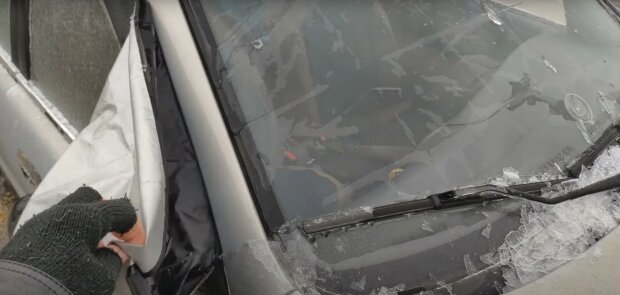 лід на лобовому склі автомобіля