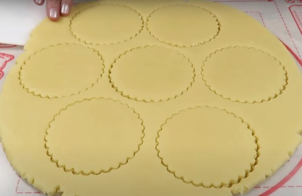 Молочные коржики к чаю, кадр из видео