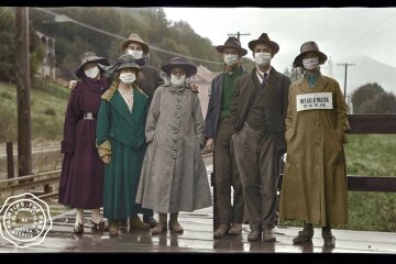 Группа молодых людей сфотографировалась на вокзале в Калифорнии, 1918 год