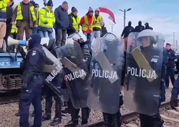 Поляки на кордоні, кадр з відео