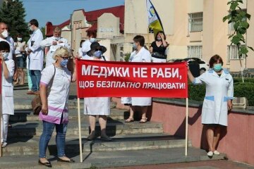 на Рівненщині лікарі вишли на протест