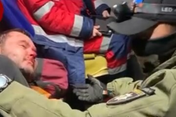 бойцы с врачами везут пьяного жителя Киева
