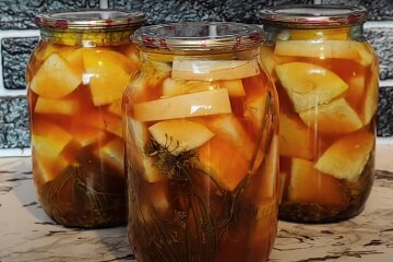 Мариновані кабачки на зиму з кетчупом