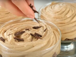 Муссовый кофейный десерт, кадр из видео