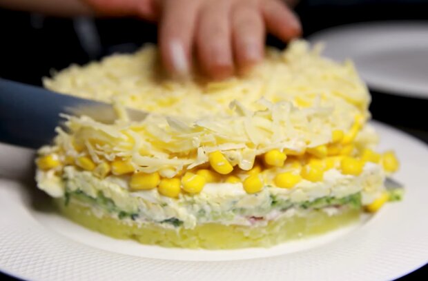 Слоеный салат, кадр из видео