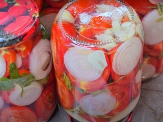 Маринованные помидоры, кадр из видео