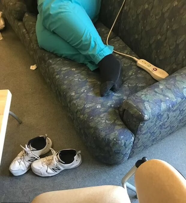 відпочинок на дивані