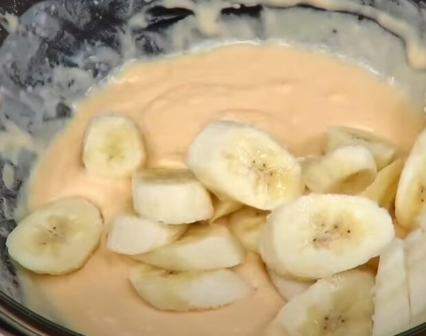 Оладьи с бананами, кадр из видео