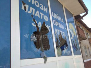 офіс ОПЗЖ Медведчука у Маріуполі закидали камінням