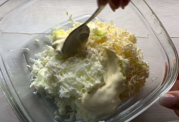 Приготовление закуски из крабовых палочек, кадр из видео