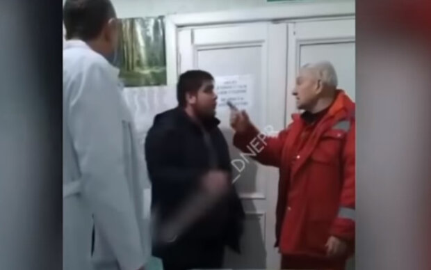 мужчина напал на медиков, потому что те забрали скорой его пьяного друга