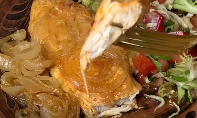 Куряча грудка на сковороді, кадр з відео