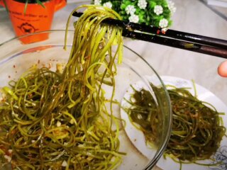 Салат из чесночных стрелок