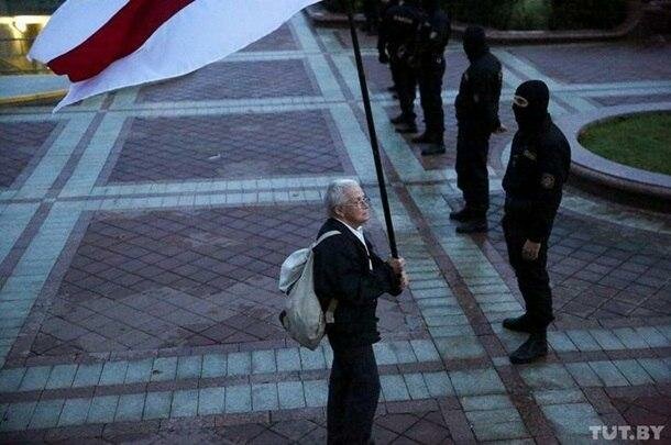 Мирний протестуючий