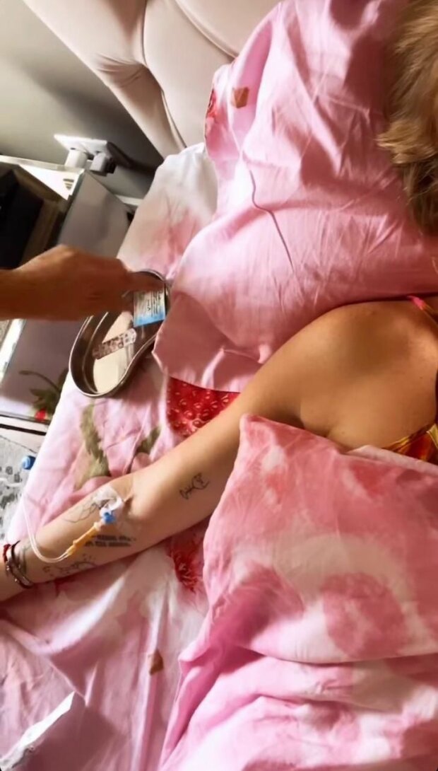 Слава Камінська під крапельницею