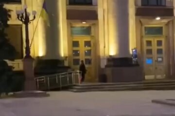 Мужчина напал на здание Харьковской ОГА, появилось видео