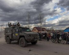 украинские военные заходят в освобожденный Тростянец, Сумской области