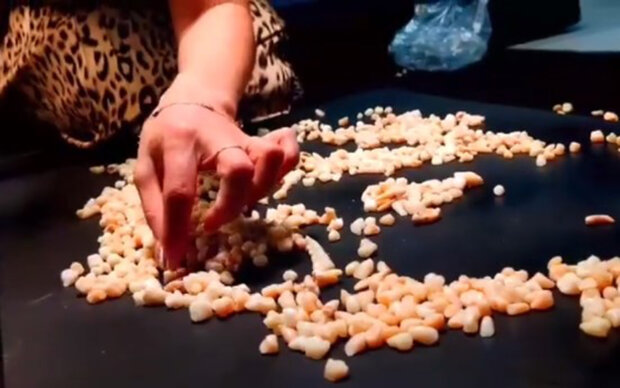 портрет Путина из человеческих зубов