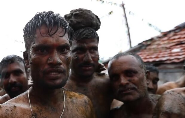 Жители деревни проводят ежегодную битву коровьим навозом