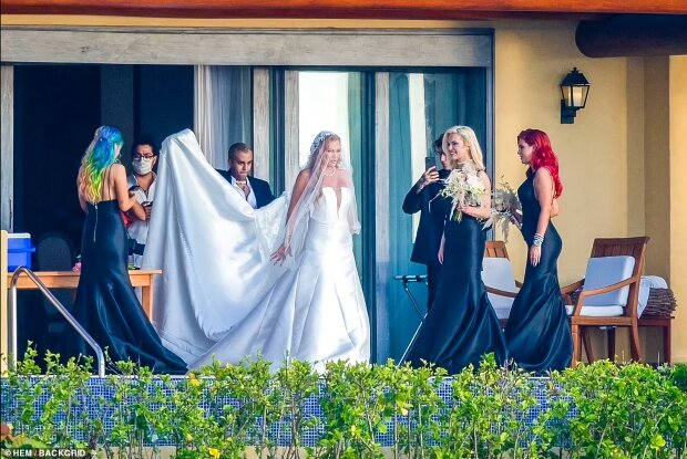 Белла Торн на весіллі матері