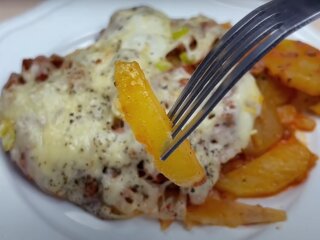 Картофельная запеканка с фаршем, кадр из видео