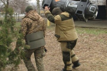 українські вояки працюють з Джавелінами