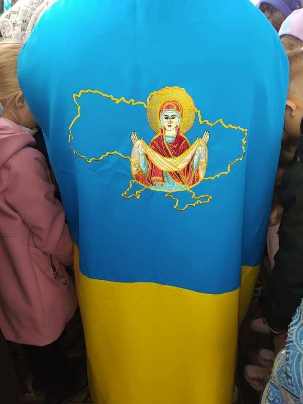 Священник провел службу завернувшись в флаг Украины