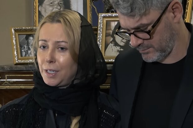 Тоня Матвієнко та Арсен Мірзоян на похороні, кадр з похорону