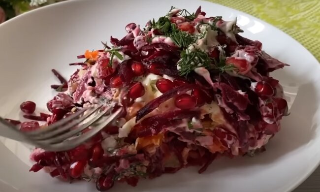 Салат з гранатом, кадр з відео